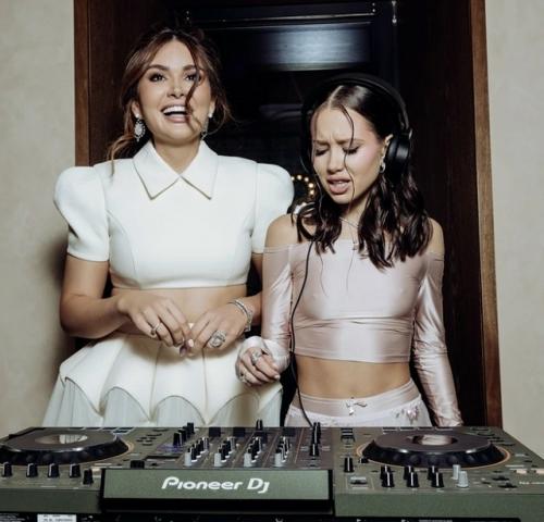 Аврора киба появилась на презентации второго сезона шоу Мариам тилляевой вместе с Григорием Лепсом и даже отыграла диджей - сет. 02