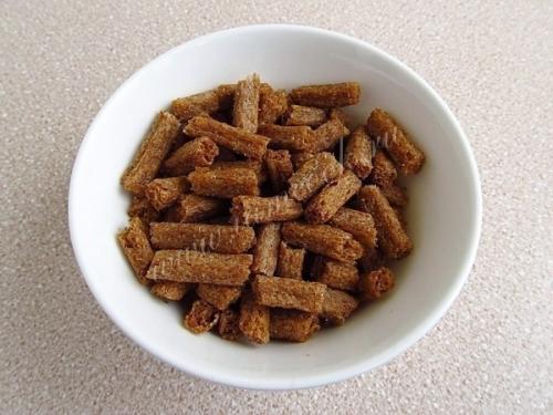 Салат с сухариками и копчёной колбасой. 03