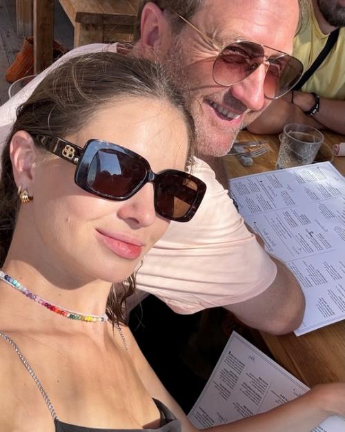 Актриса Наталья бардо создает рилсы с необычной озвучкой и интересуется у своих подписчиков, где ей можно найти новогоднее платье. 01