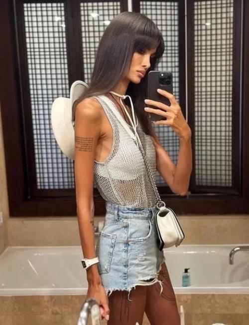 Алана мамаева, бывшая жена футболиста Павла мамаева, поразила зрителей своей худобой на шоу Звёзды в Джунглях. 02