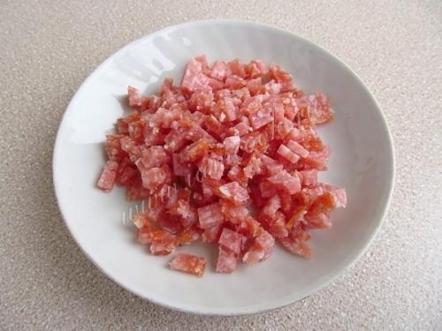 Салат с сухариками и копчёной колбасой. 02