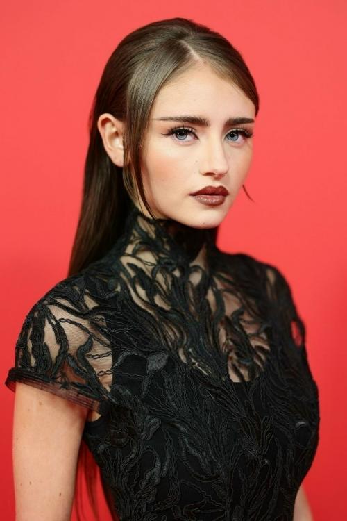 21-Летняя лени клум, являющаяся дочерью 52-летней знаменитой супермодели и актрисы хайди клум, ярко выделяется в мире моды. 02