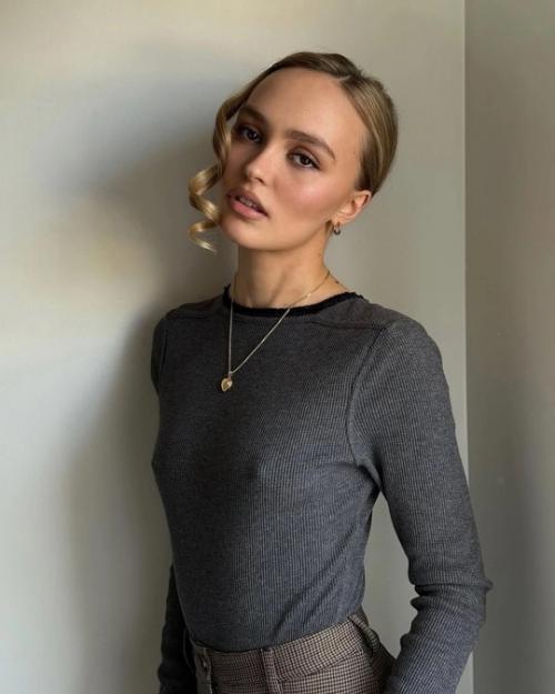 Лили - Роуз депп в её авторских нарядах, которые она подбирала лично на промо - кампании нового фильма ужасов Носферату. 01