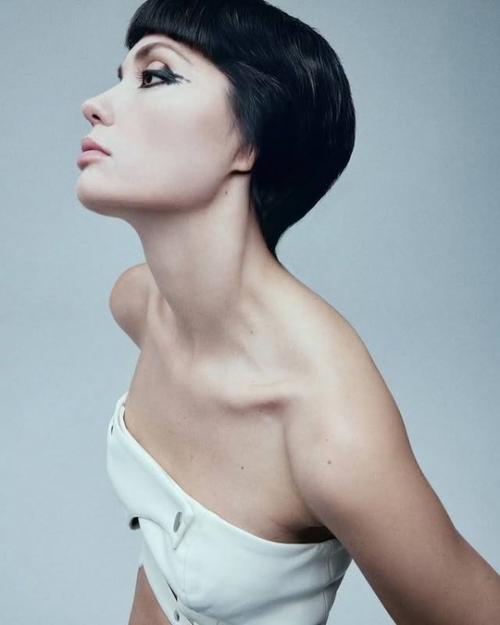 Агата муцениеце в новом стильном образе в фотосессии для журнала Marie Claire Beauty. 02