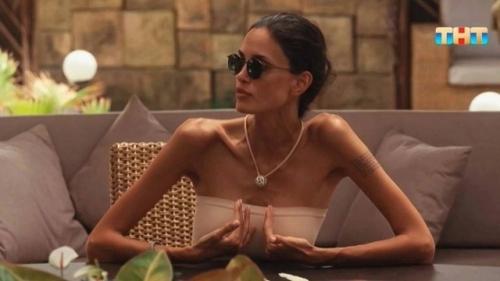 Алана мамаева, бывшая жена футболиста Павла мамаева, поразила зрителей своей худобой на шоу Звёзды в Джунглях. 01