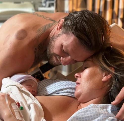 Великие новости! Конор макгрегор отцом в четвертый раз стал! 01 Великие новости! Конор макгрегор отцом в четвертый раз стал! 01