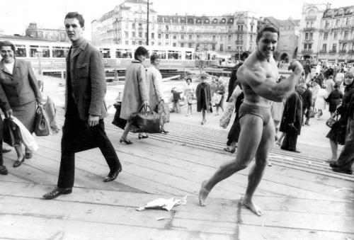 В ноябре 1967 года Арнольд шварценеггер спокойно разгуливал по центру Мюнхена … в одних плавках. 03