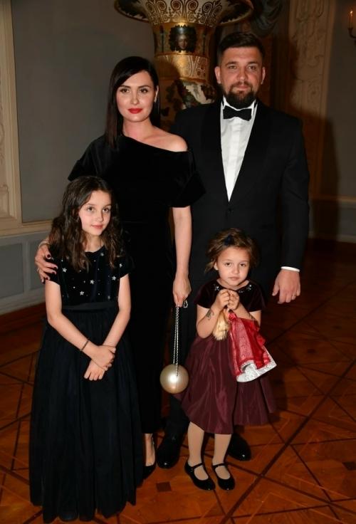 Баста рассказал, что за восемнадцать лет брака они с супругой так и не стали одинаковыми по характеру - и именно в этом заключается прелесть. 02