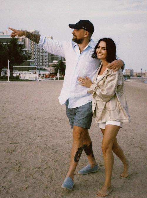 Баста рассказал, что за восемнадцать лет брака они с супругой так и не стали одинаковыми по характеру - и именно в этом заключается прелесть. 01