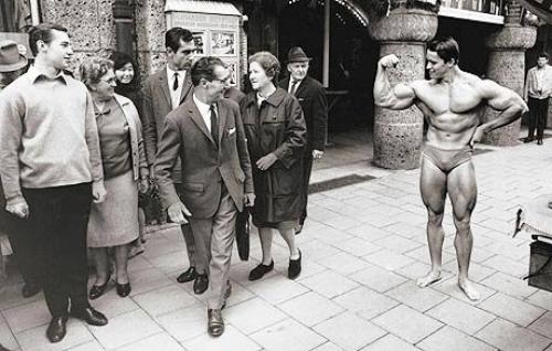 В ноябре 1967 года Арнольд шварценеггер спокойно разгуливал по центру Мюнхена … в одних плавках.
