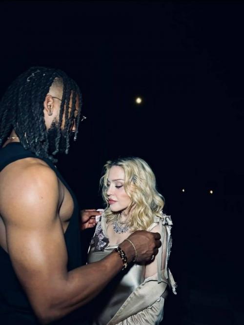 67-Летняя мадонна помолвлена со своим 29-летним бойфрендом - утверждают инсайдеры. 01