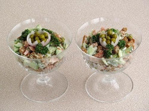 Салат с сухариками и копчёной колбасой. 08