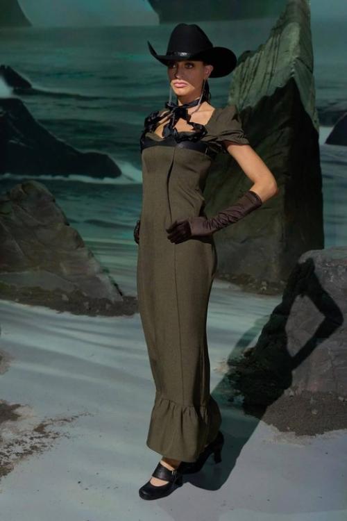 В Нью-йорке прошел показ Elena Velez коллекции осень 2025. 04