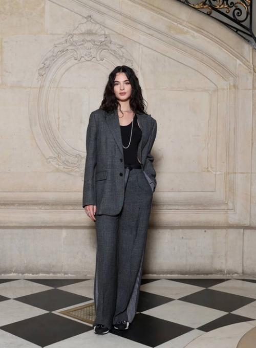 Парижская неделя моды обещает стать настоящим праздником элегантности и инноваций. 04