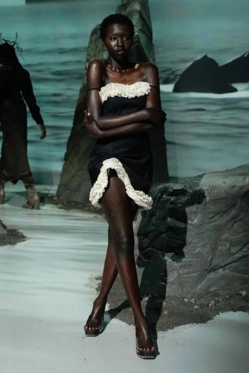 В Нью-йорке прошел показ Elena Velez коллекции осень 2025. 03