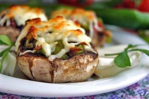 Фаршированные шампиньоны.  Фаршированные шампиньоны делаются очень быстро (ничего отваривать/обжаривать не надо), и получается вкусно!