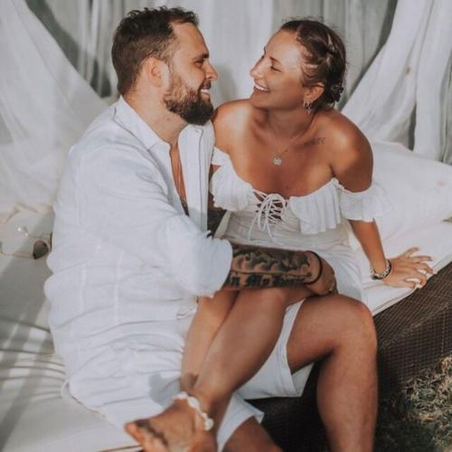 СМИ сообщают, что асти и её муж расстались после утечки интимных фото певицы. 01