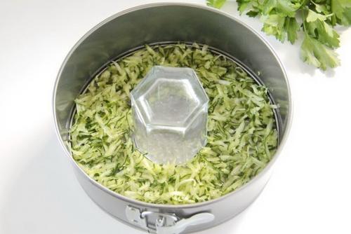 Слоеный желейный салат - получается сытный, вкусный, прекрасно смотрится на столе и охотно поедается гостями! 02 Слоеный желейный салат - получается сытный, вкусный, прекрасно смотрится на столе и охотно поедается гостями! 02