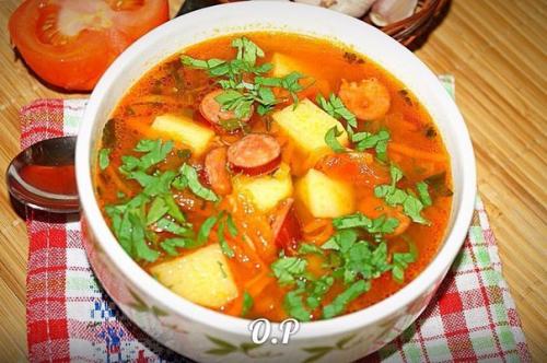 Острый испанский суп с охотничьими колбасками. Острый испанский суп с охотничьими колбасками.