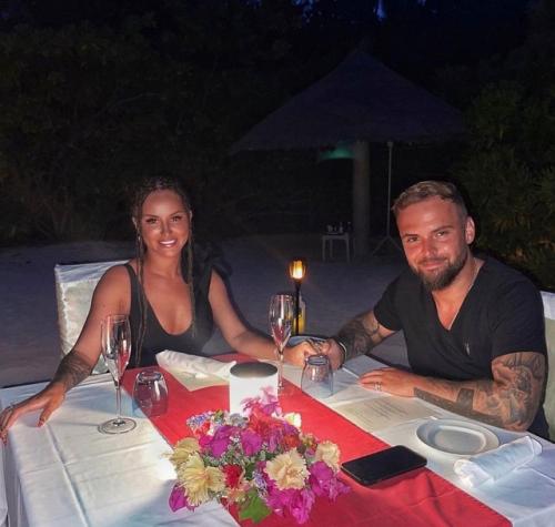 СМИ сообщают, что асти и её муж расстались после утечки интимных фото певицы. 02