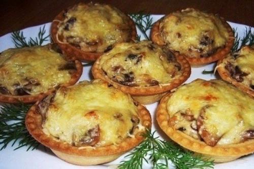 Жюльен в тарталетках - еще одна шикарная закуска на праздничный стол.