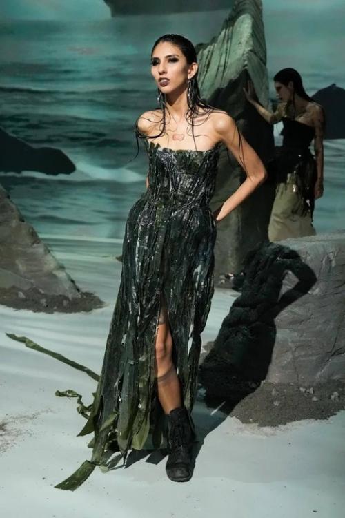 В Нью-йорке прошел показ Elena Velez коллекции осень 2025. 01