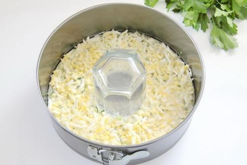 Слоеный желейный салат - получается сытный, вкусный, прекрасно смотрится на столе и охотно поедается гостями! 03 Слоеный желейный салат - получается сытный, вкусный, прекрасно смотрится на столе и охотно поедается гостями! 03