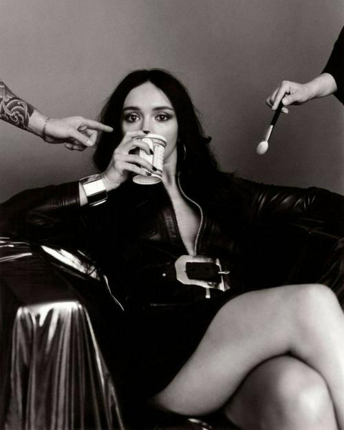 Встречайте - 30 летняя Оливия Кук, которая во втором сезоне дома дракона играет 40 летнюю алисенту, успевшую стать бабушкой. 01