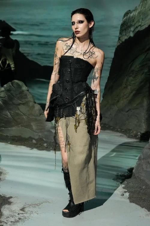 В Нью-йорке прошел показ Elena Velez коллекции осень 2025. 02