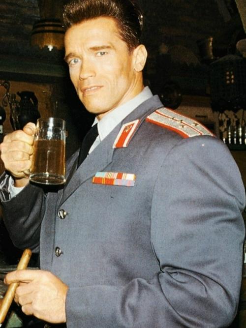 Шварценеггер приехал в Ссср за искусством, мехами и легендой - и ни один пункт не пропустил. 
