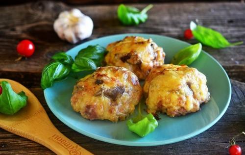 Мясные ватрушки с грибами и сыром.