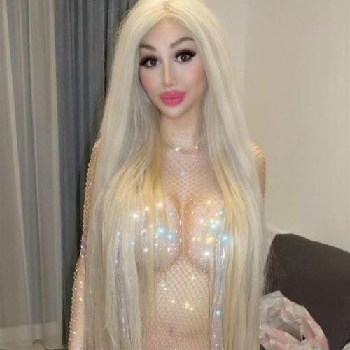 Она вложила 135 тысяч долларов, чтобы максимально приблизить свою внешность к кукле. 01