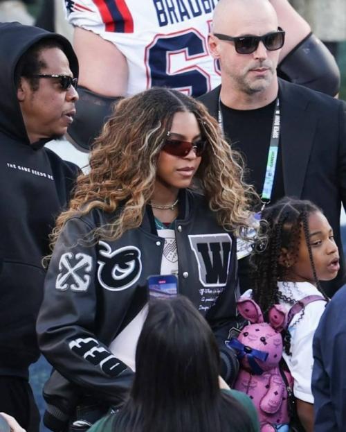 В интернете активно обсуждают, как сильно 14-летняя Блю айви похожа на свою маму Бейонсе. 01