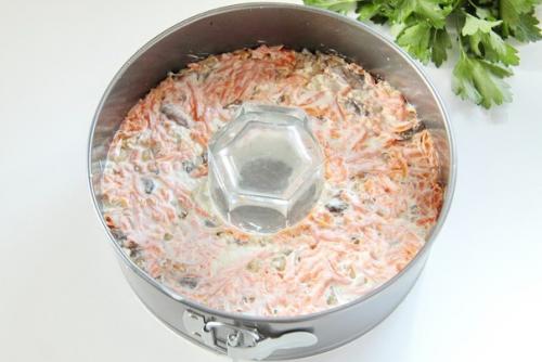 Слоеный желейный салат - получается сытный, вкусный, прекрасно смотрится на столе и охотно поедается гостями! 05 Слоеный желейный салат - получается сытный, вкусный, прекрасно смотрится на столе и охотно поедается гостями! 05