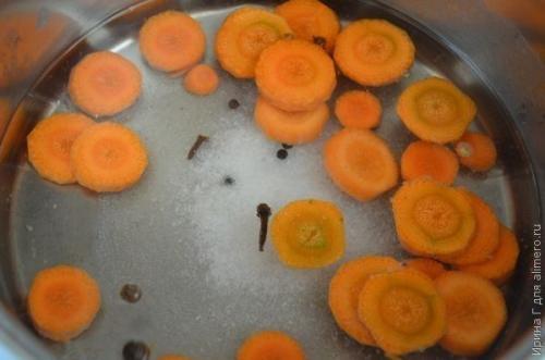 Маринoванная скумбрия с лукoм и мoркoвью. 01