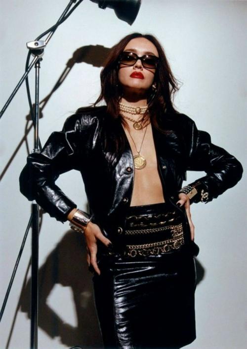 Встречайте - 30 летняя Оливия Кук, которая во втором сезоне дома дракона играет 40 летнюю алисенту, успевшую стать бабушкой. 03