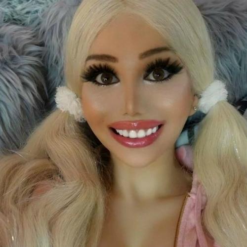 Она вложила 135 тысяч долларов, чтобы максимально приблизить свою внешность к кукле.  