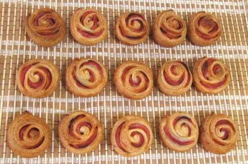 Колбасные Розочки в слоеном тесте. Колбасные Розочки в слоеном тесте.