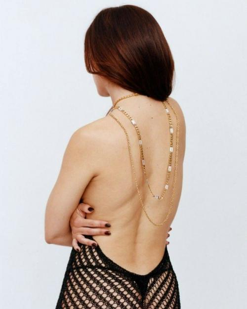 Встречайте - 30 летняя Оливия Кук, которая во втором сезоне дома дракона играет 40 летнюю алисенту, успевшую стать бабушкой. 02