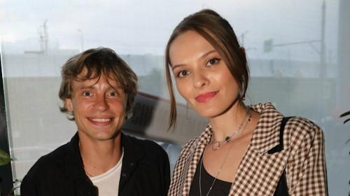 Александр Головин, знакомый зрителям по фильму Сволочи и сериалу кадетство, наконец решился на семейный шаг - актёр официально женился. 02