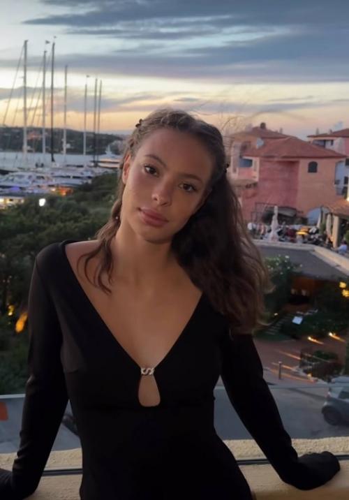 В соцсетях осудили 16-летнюю дочь Сергея Жукова за слишком Взрослые наряды. 05