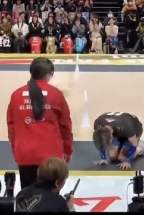 На волейбольной площадке разыгралась сцена, которая заставила соцсети буквально захлебнуться от восторга и умиления. 01