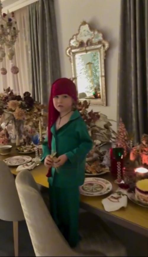 Семейство гномов поздравляет нас с наступившим праздником. 01