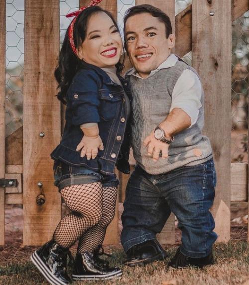 Бразильцы Пауло Габриель да Силва баррос и катусия ли хошино - самая маленькая супружеская пара. 06