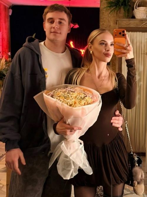 Известная актриса комедийного жанра надежда Сысоева впервые продемонстрировала публике своего молодого возлюбленного, которому всего 25 лет. 01