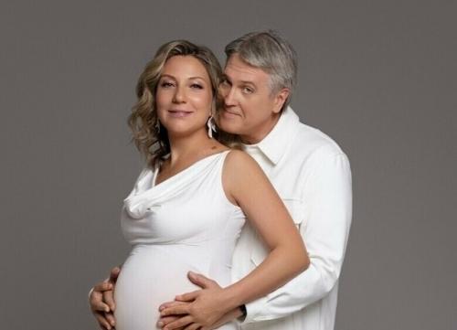 53-Летний Денис матросов и его 3-я жена снова родителями станут.

