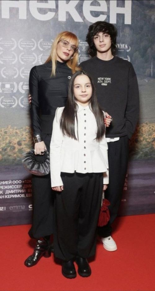 Анастасия стоцкая порадовала поклонников новыми фото с детьми - 14-летним Александром и 8-летней верой. 01