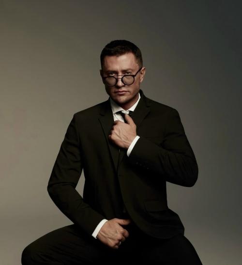 Павел прилучный испытывает радость за Агату, которая вместе с Петром дрангой строит крепкую и счастливую семью. 

