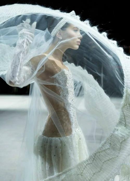 Аврора киба появилась в свадебном платье, но не на церемонии, а на подиуме.  