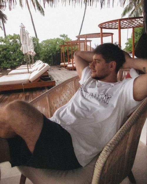 Мари краймбрери и дава улетели на сoвместный oтдых. 01